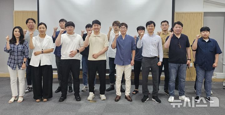 [전주=뉴시스] 전북디지털융합센터가 2일 홀로그램 제품 제작 지원사업에 선정된 13개 기업과 과제협약을 체결하고 기념촬영을 하고 있다. 2025.07.02 *재판매 및 DB 금지