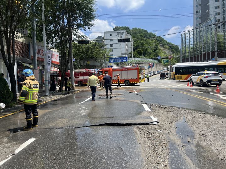 [광주=뉴시스] 2일 낮 12시30분께 광주 남구 방림사거리에서 상수도관이 파열돼 당국이 긴급 보수공사에 나서고 있다. (사진 = 광주 남구 제공) 2025.07.02. photo@newsis.com *재판매 및 DB 금지