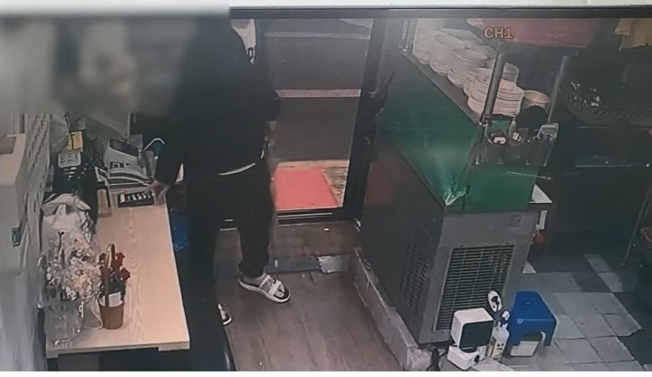 [대전=뉴시스] 식당에서 업주의 휴대전화를 훔치고 있는 20대 남성.(사진=대전경찰청 제공) 2025.07.02. photo@newsis.com *재판매 및 DB 금지