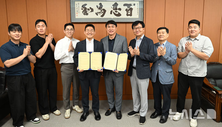 [광주=뉴시스]디에스글로벌과 ㈜호남청과는 1일 광주 서구 매월동 호남청과 대표이사실에서 농산물 중개와 유통경로 제휴, 농가 상생 협력을 도모하기 위한 업무 협약을 맺었다. 