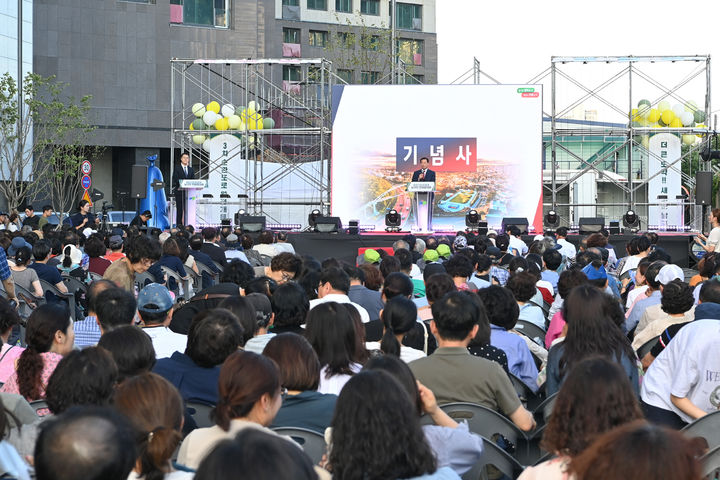 [대구=뉴시스] 대구시 남구는 힐스테이트 대명센트럴 1차 남쪽 도로(미군 부대 담벽)에서 대구 3차 순환도로 완전 개통을 기원하는 '남구민 한마음대회'를 개최했다. (사진=대구시 남구 제공) 2025.07.02. photo@newsis.com *재판매 및 DB 금지