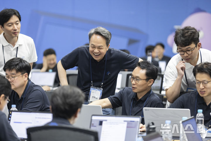 [서울=뉴시스]진옥동 신한금융그룹 회장이 "AI(인공지능)를 통한 대전환 시기에 리더들이 민첩한 대응으로 변화를 주도해야 한다"고 강조했다. (사진=신한금융그룹 제공). 2025.07.02. photo@newsis.com 