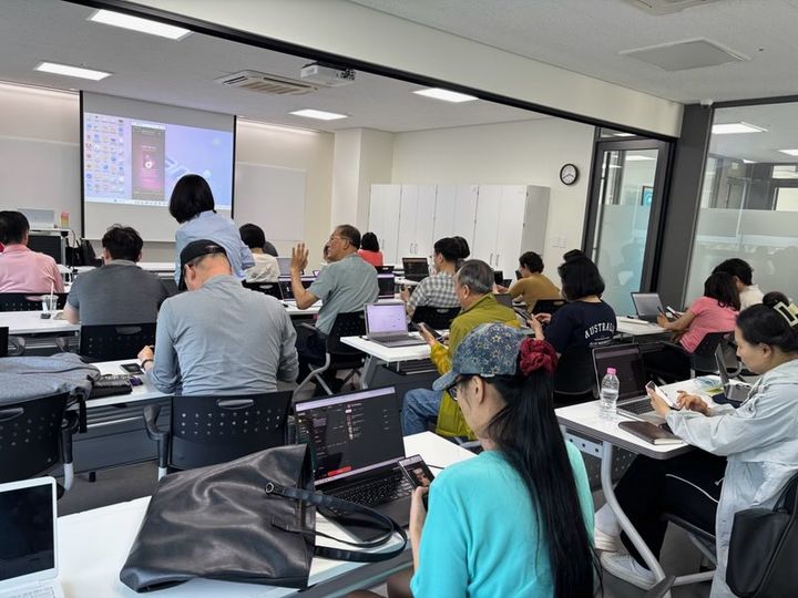 [서울=뉴시스] 수업 사진. 2025.07.02. (사진=강북구 제공) *재판매 및 DB 금지