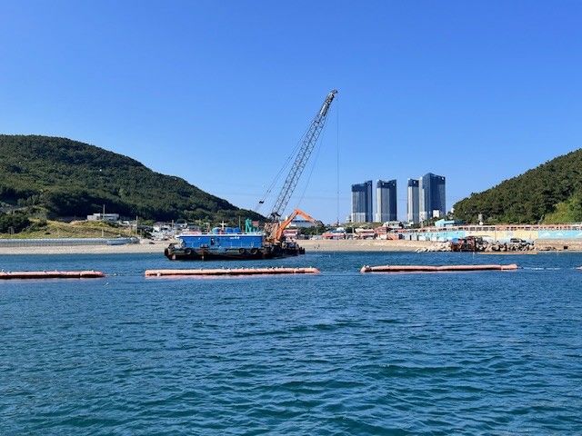 [부산=뉴시스] 해상 공사가 진행되고 있는 현장. (사진=부산해양경찰서 제공) 2025.07.02. photo@newsis.com *재판매 및 DB 금지