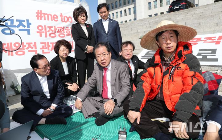 [서울=뉴시스] 자유한국당 홍준표 대표가 4일 오전 서울 여의도 국회 본청 앞에서 드루킹 특검 도입을 요구하며 무기한 노숙·단식 투쟁 중인 김성태(오른쪽) 원내대표를 방문해 발언하고 있다. (사진=홍효식 기자) 2018.05.04. 