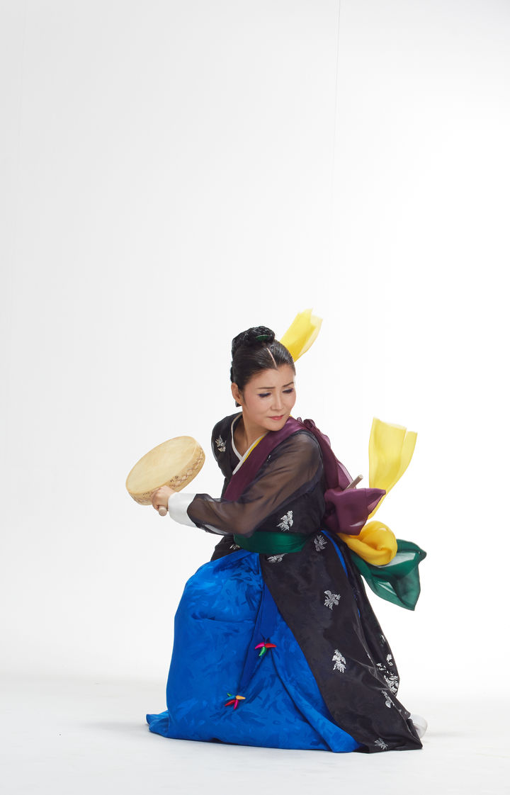 소고춤을 추는 한국무용가 이경화. (사진=공연기획사 MCT 제공) *재판매 및 DB 금지