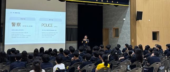 [완주=뉴시스] 지난달 30일 전북 완주군 상관중학교에서 함영욱 전북경찰청 수사부장이 학생들을 대상으로 특강을 진행하고 있다. (사진=전북경찰청 제공) 2025.07.02. photo@newsis.com *재판매 및 DB 금지