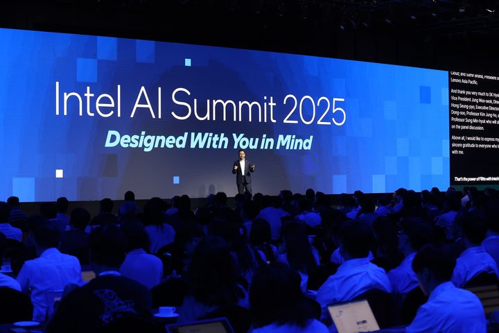 [서울=뉴시스]인텔은 AI(인공지능) 기술과 최신 전략, 협력 사례를 공유하는 연례행사 '2025 인텔 AI 서밋 서울'을 지난 1일 서울 삼성동 그랜드 인터콘티넨탈 파르나스에서 진행했다. 배태원 인텔코리아 사장이 환영사를 하고 있다. (사진=인텔코리아 제공) photo@newsis.com *재판매 및 DB 금지