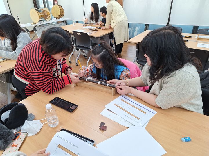 한 어린이가 국립국악원 국악기 제작 아카데미에 참여하고 있다. (사진=국립국악원 제공) *재판매 및 DB 금지