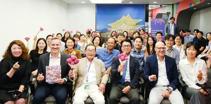 [서울=뉴시스] 한국머크 헬스케어가 지난 1일 개최한 ‘As One for Patients’ 사내 토크 콘서트에서 머크 직원들과 연사들이 다함께 장미꽃을 들고 '환자를 향한 선제적인 치료'(Patient-directed treatment)의 가치를 외치고 있다. (사진=한국머크 헬스케어 제공) 2025.07.02. photo@newsis.com *재판매 및 DB 금지