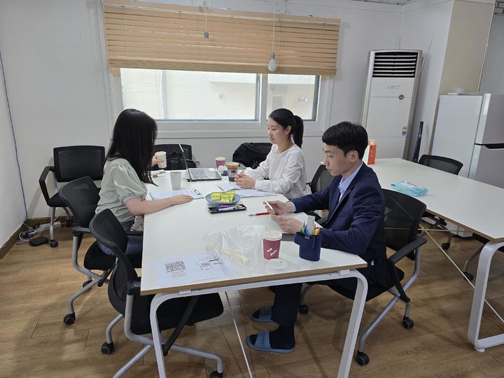 [진주=뉴시스]한국저작권위원회 전현수·강선호 책임(변호사)이 한국만화가협회에서 웹툰 작가 대상 저작권 법률 상담을 하고있다.(사진=한국만화가협회 제공).2025.07.02.photo@newsis.com *재판매 및 DB 금지