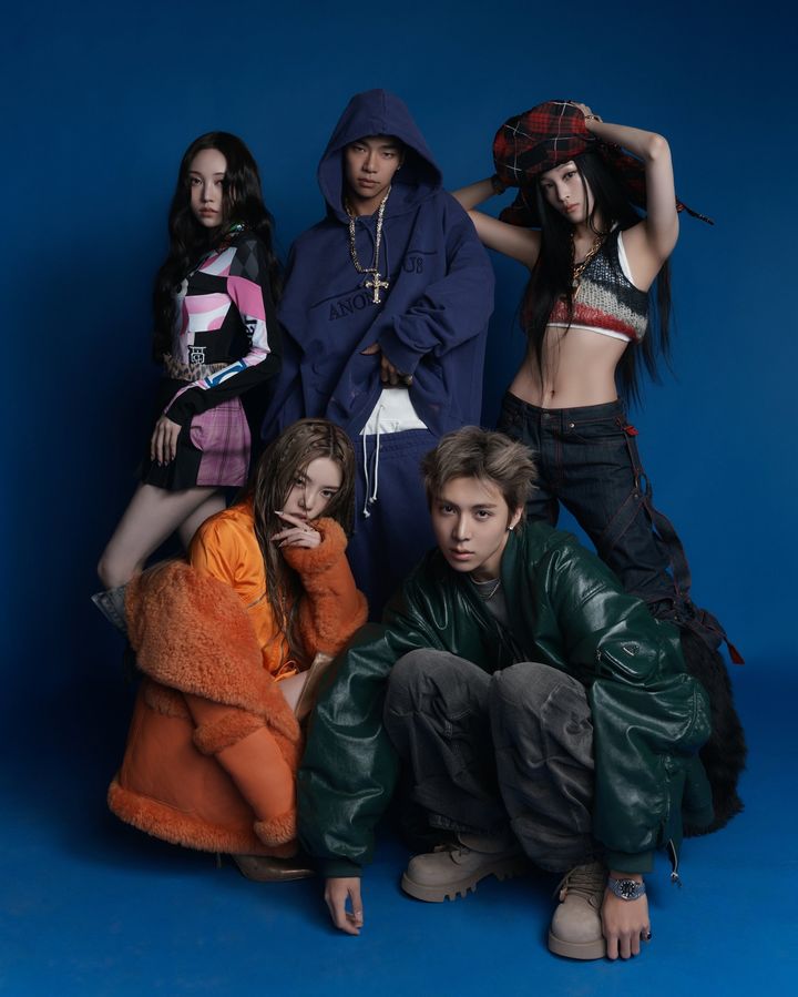 [서울=뉴시스] 신인 혼성 그룹 '올데이 프로젝트'(ALLDAY PROJECT) 더블 타이틀곡 '페이머스'(FAMOUS)가 빌보드 글로벌 200 차트에 94위로 진입했다. (사진=더블랙레이블) 2025.07.02. photo@newsis.com *재판매 및 DB 금지