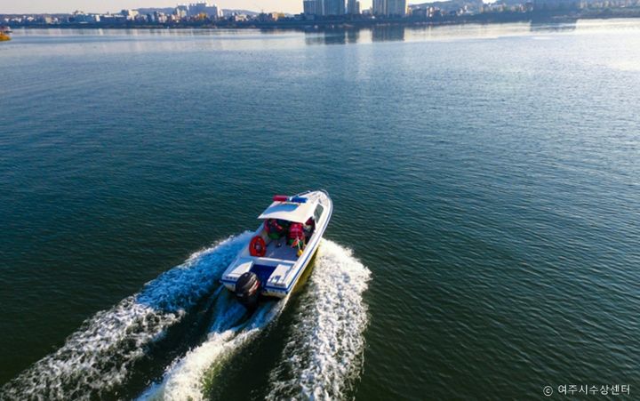 [여주=뉴시스]남한강을 가로지르는 수상모터보트 (사진=뉴시스 DB)photo@newsis.com *재판매 및 DB 금지