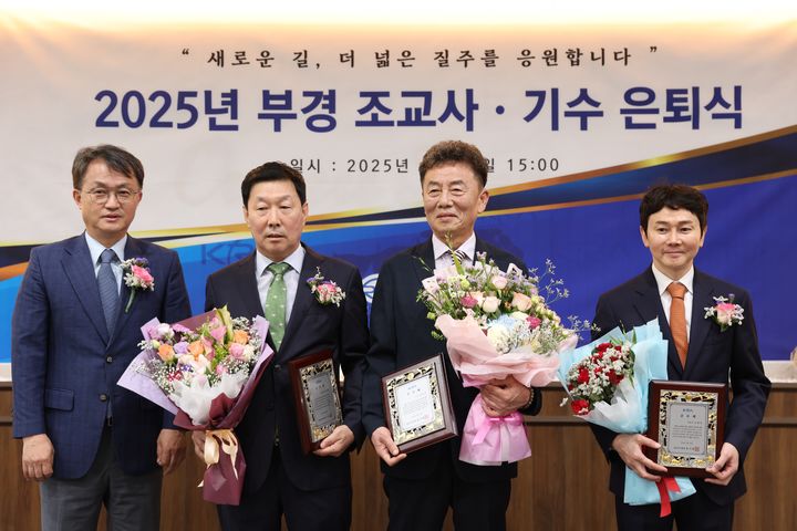 [부산=뉴시스] 지난달 29일 렛츠런파크 부산경남에서 열린 은퇴식에서 (왼쪽 두 번째부터)김영관, 양귀선 조교사와 유현명 기수가 은퇴했다. (사진=렛츠런파크 부산경남 제공) 2025.07.02. photo@newsis.com *재판매 및 DB 금지