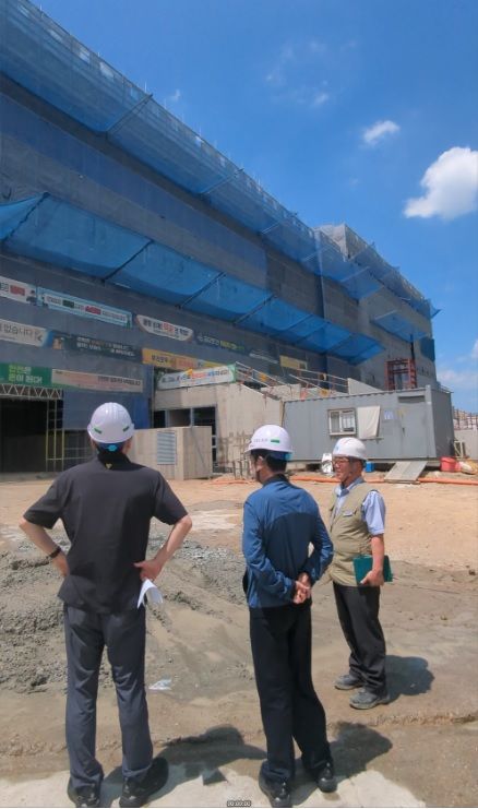 [양산=뉴시스] 권구형 지청장이 온열질환자가 발생한 건설현장을 긴급 방문해 폭염안전 5대 수칙 이행 여부를 점검하고 있다. (사진=양산시 제공) 2025.07.02. photo@newsis.com *재판매 및 DB 금지