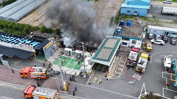 [진주=뉴시스]진주 초전동 비닐하우스 화재.(사진=독자 제공).2025.07.02.photo@newsis.com *재판매 및 DB 금지