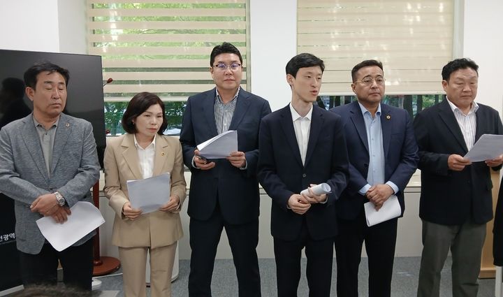 [대전=뉴시스] 조명휘 기자 = 국민의힘 대전시의원들이 2일 오후 대전시의회 기자실에서 회견을 열고 더불어민주당에 대해 장대교차로 입체화 사업 발목잡기를 중단하라고 요구하고 있다. 2025.07.02. photo@newsis.com *재판매 및 DB 금지
