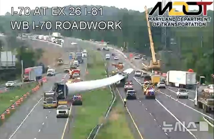 [뉴시스]메릴랜드주 I-70 고속도로에서 풍력 터빈 날개가 트럭에서 떨어져 차량과 충돌했다. (사진=폭스뉴스) 2025.6.30 