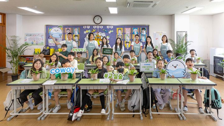 [서울=뉴시스]코웨이, 동작구 삼일초에 '제7호 청정학교 교실숲' 조성.(사진=코웨이 제공) 2025.07.02. photo@newsis.com *재판매 및 DB 금지