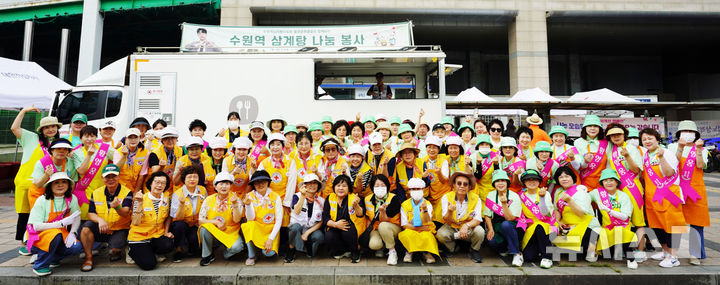 [수원=뉴시스] 2일 수원역 일대에서 대한적십자사 경기도지사와 가수 황영웅 팬클럽 회원들이 취약계층을 대상으로 '사랑의 삼계탕 나눔 봉사'를 진행했다. (사진=경기적십자 제공) 2025.07.02. photo@newsis.com 