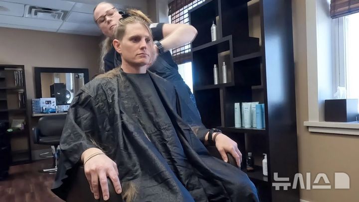 [뉴시스]졸업식 전날인 5월 21일 머리를 자르는 카라. (사진=BBC) 2025.7.1 