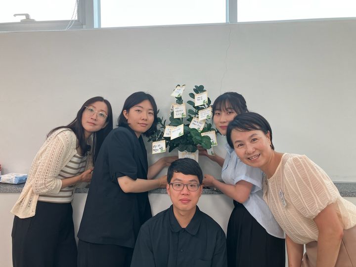 [창원=뉴시스] 강경국 기자 = 경남 창원시 마산회원구 구암1동 직원들이 2일 청렴문화 조성 캠페인 '구암1동 오늘도 청렴해' 2편을 진행하며 기념촬영을 하고 있다. (사진=창원시청 제공). 2025.07.02. photo@newsis.com *재판매 및 DB 금지