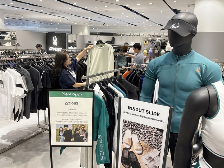 [대구=뉴시스]롯데아울렛 율하점 2층에 글로벌 스포츠 브랜드 '스파이더' 매장이 신규 오픈했다. (사진 = 롯데백화점 제공) 2025.07.02. photo@newsis.com *재판매 및 DB 금지