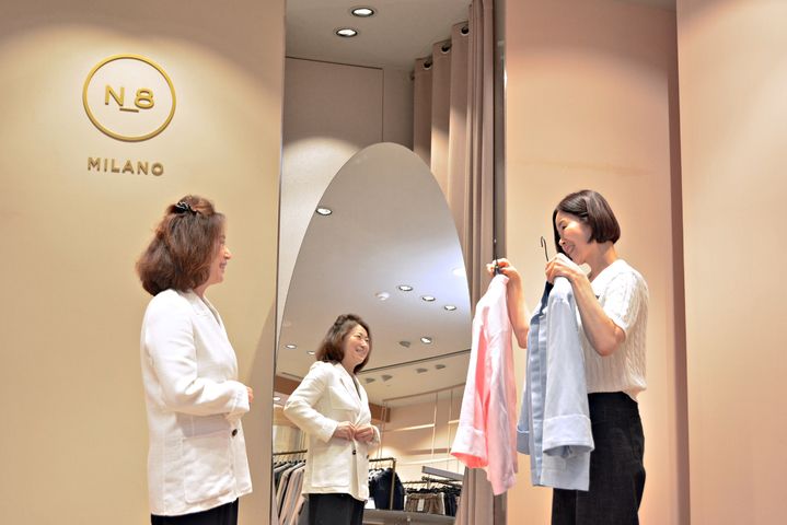 [대구=뉴시스] 이탈리아 럭셔리 브랜드 엔오또(N_8)는 자연스러운 구김이 매력적인 리넨 소재의 재킷과 셔츠를 선보인다. (사진 = 대구백화점 제공) 2025.07.02. photo@newsis.com *재판매 및 DB 금지