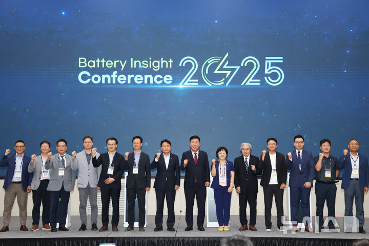[청주=뉴시스] 2일 충북 청주시 흥덕구 오송읍 청주 오스코에서 열린 '배터리 인사이트 콘퍼런스 2025' 참석자들이 기념촬영하고 있다. (사진=충북도 제공) 2025.07.02. photo@newsis.com *재판매 및 DB 금지