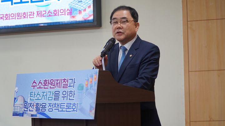 [창원=뉴시스] 강경국 기자 = 2일 오전 국회의원회관 제2소회의실에서 수소환원제철과 탄소저감을 위한 원전 활용 정책토론회가 개최된 가운데 더불어민주당 허성무 의원이 인사말을 하고 있다. (사진=허성무 의원실 제공). 2025.07.02. photo@newsis.com *재판매 및 DB 금지