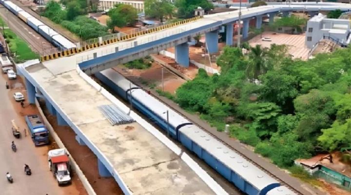 [서울=뉴시스] 인도 마디아프라데시주 보팔에 건설된 90도로 꺾인 고가 도로에 대해 주지사 모한 야다브는 프로젝트의 엔지니어 7명을 정직 처분했다. (사진=인디아 투데이 캡처) 2025.07.02 *재판매 및 DB 금지