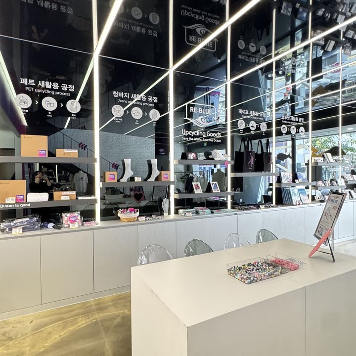 [부산=뉴시스]  ESG 팝업스토어 'RE:BLUE' 모습. (사진=부산디자인진흥원 제공) 2025.07.02. photo@newsis.com *재판매 및 DB 금지