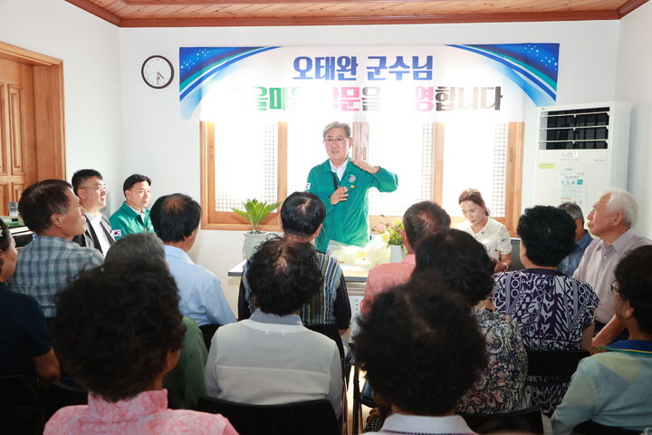 [의령=뉴시스]갑을경로당 방문한 오태완 의령군수.2025.07.02.photo@newsis.com *재판매 및 DB 금지