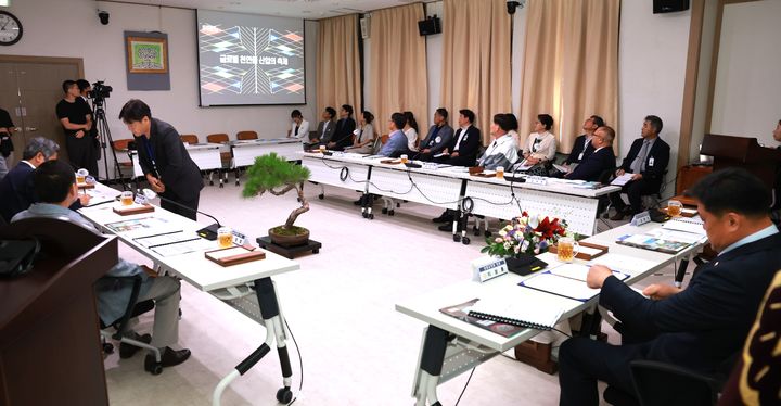 [제천=뉴시스] 이병찬 기자 = 충북시군의장협의회 소속 시·군의회 의장들이 2일 단양군의회에서 열린 정례회에서 2025제천국제한방천연물산업엑스포 홍보 영상을 시청하고 있다.(사진=제천시의회 제공)2025.07.02.photo@newsis.com *재판매 및 DB 금지