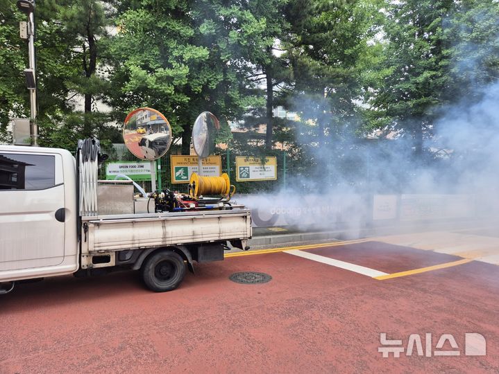 [서울=뉴시스] 도봉구 방역기동단이 러브버그 친환경(살수) 방역을 하고 있다. 2025.06.27. (사진=도봉구 제공)