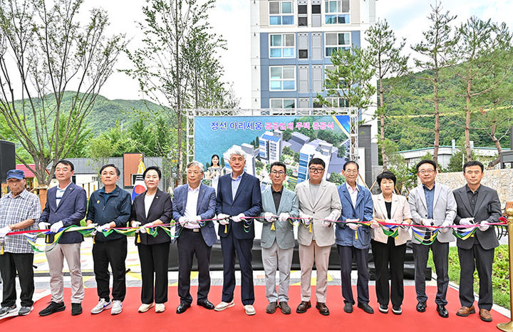 정선군은 2일 정선읍 봉양리 아리세움 일원에서 최승준 정선군수, 전영기 군의장, 오승찬 LH강원지역본부장, 지역주민 등이 참석한 가운데 ‘정선 아리세움’ 준공식을 개최하고 있다.(사진=정선군 제공) *재판매 및 DB 금지