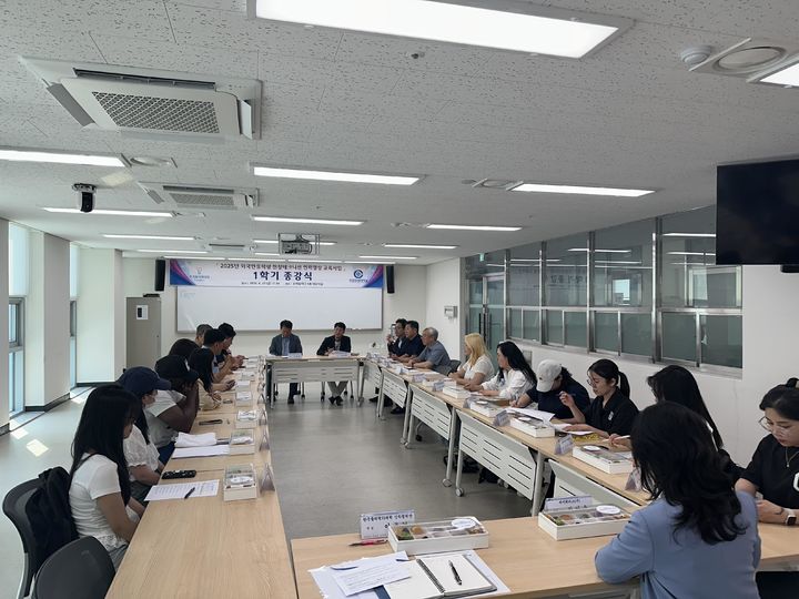 [창원=뉴시스]한국폴리텍Ⅶ대학-국립창원대학교 외국인 유학생 인력양성과정 종강식.(사진=폴리텍 창원 제공) 2025.07.02.photo@newsis.com *재판매 및 DB 금지