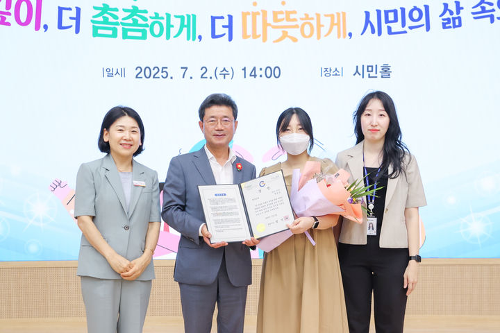 [광양=뉴시스] 2일 전남 광양시청에서 '2025년 광양시 출생 장려 표어 공모전' 시상식이 열리고 있다. (사진=광양시 제공) 2025.07.02. photo@newsis.com *재판매 및 DB 금지