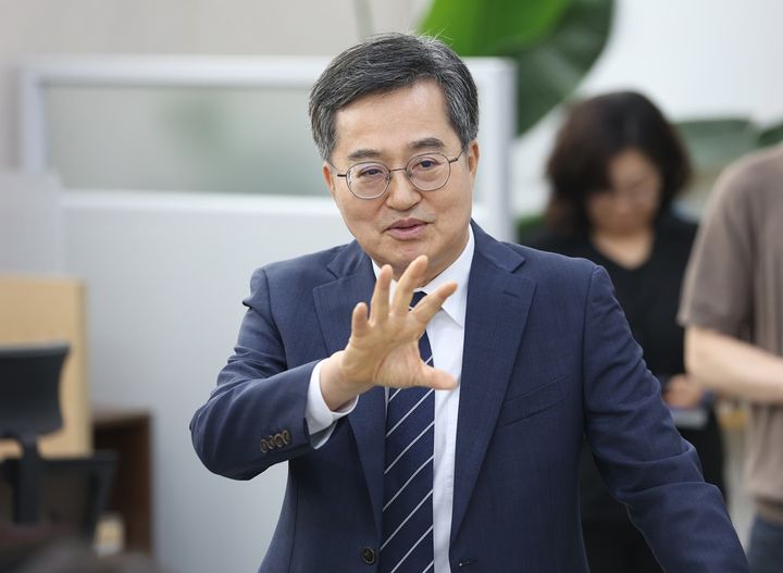 [수원=뉴시스] 취임 3주년을 맞은 김동연 경기도지사가 2일 경기도청 출입기자들과 이야기를 나누고 있다. (사진=경기도 제공) 2025.07.02. photo@newsis.com *재판매 및 DB 금지