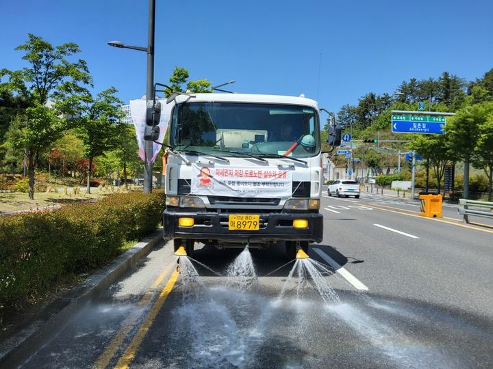 [울산=뉴시스] 울산시는 본격적인 폭염에 대비해 9월 말까지 살수차 운행을 확대한다고 2일 밝혔다. (사진= 울산시 제공) 2025.07.02.photo@newsis.com *재판매 및 DB 금지