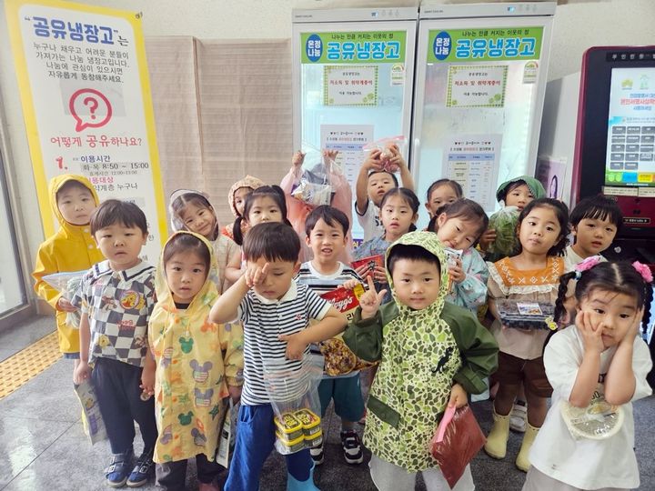 [정읍=뉴시스] 정읍시 공유냉장고에 식품을 기부하러 온 어린이들. *재판매 및 DB 금지