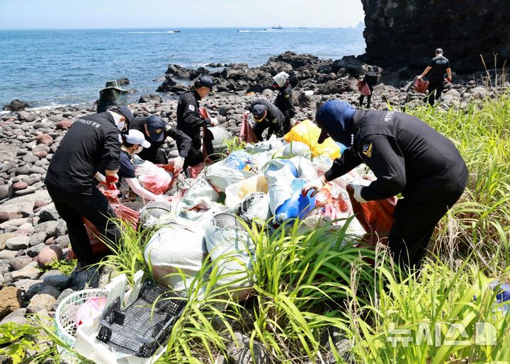 [제주=뉴시스] 제주지방해양경찰청이 2일 우도 천진항 일대 해안가에서 우도면사무소, 한국마사회 제주본부, 사회복지협의회 등과 함께 합동 해안정화활동을 하고 있다. (사진=제주지방해양경찰청 제공) 2025.07.02. photo@newsis.com