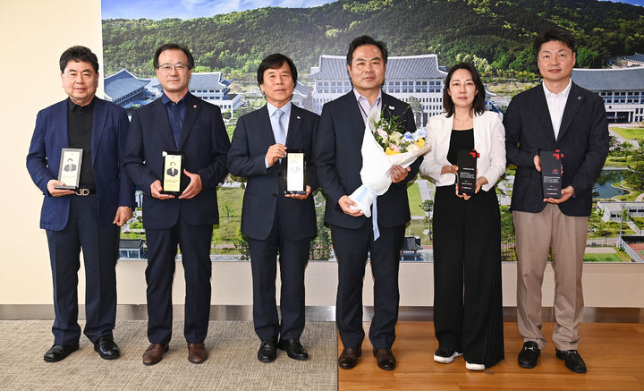 [안동=뉴시스] 왼쪽부터 권혁수, 김명돌, 김재왕 씨, 김학홍 경북도 행정부지사, 박일선, 이윤환 씨. (사진=경북도 제공) 2025.07.02. photo@newsis.com *재판매 및 DB 금지