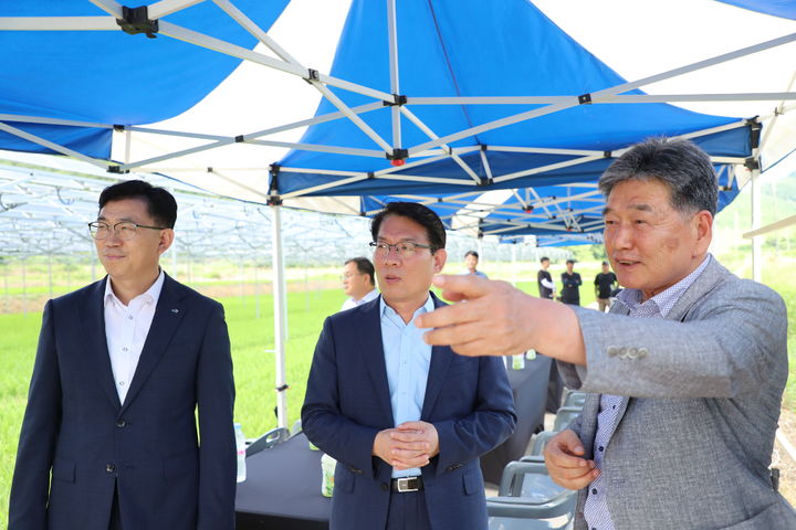 [세종=뉴시스]김인중 한국농어촌공사 사장이 1일 전남 보성군에 위치한 '보성 농업인 영농형 태양광 발전소'를 방문해 농업과 에너지 생산을 병행할 수 있는 새로운 농가 소득 모델의 가능성을 논의하고 있다. (사진=농어촌공사 제공) *재판매 및 DB 금지