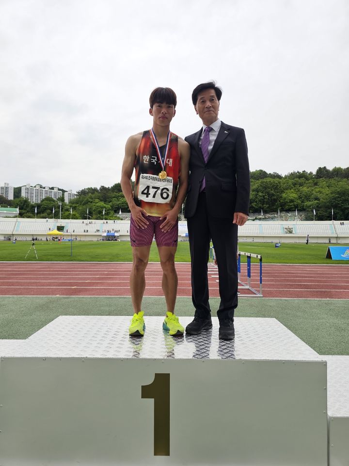 [밀양=뉴시스] 김정윤 선수가 지난 5월 밀양에서 열린 제54회 전국종별육상경기선수권대회에서 100m 1위를 차지해 밀양시장으로부터 메달을 수여받고 있다. (사진=밀양시 제공) 2025.07.01. photo@newsis.com *재판매 및 DB 금지