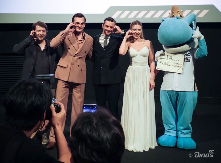 [서울=뉴시스] 프로야구 NC 다이노스 마스코트 단디와 영화 '쥬라기 월드: 새로운 시작' 출연진. (사진 = NC 다이노스 제공) *재판매 및 DB 금지