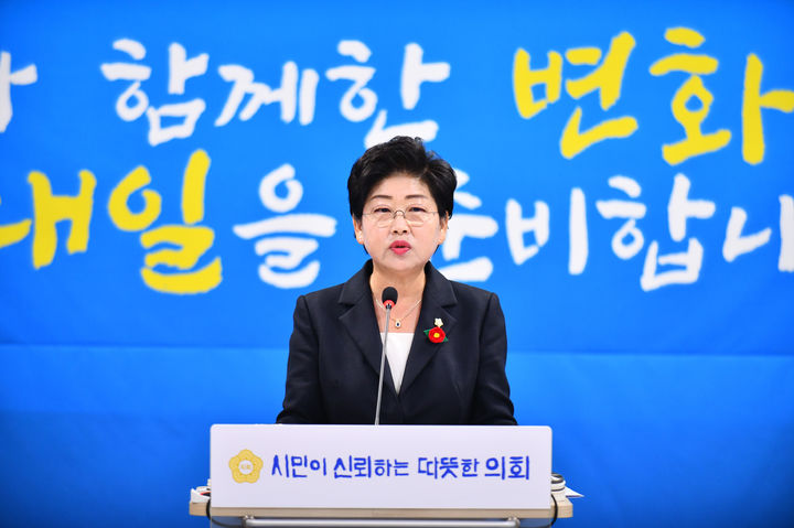 [여수=뉴시스] 전남 여수시의회 백인숙 의장이 2일 의회 로비에서 타운홀 미팅 하고 있다. (사진=여수시의회 제공) 2025.07.02. photo@newsis.com *재판매 및 DB 금지