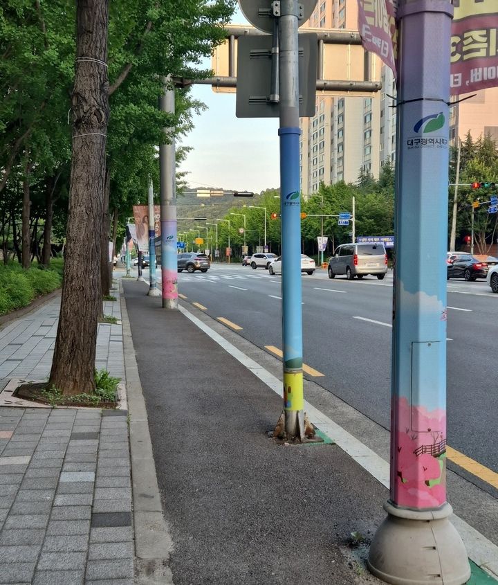 [대구=뉴시스] 대구 북구는 지역 곳곳에 북구 8경을 담은 불법광고물 부착방지 시트를 설치했다. (사진=대구 북구 제공) 2025.07.02. photo@newsis.com *재판매 및 DB 금지