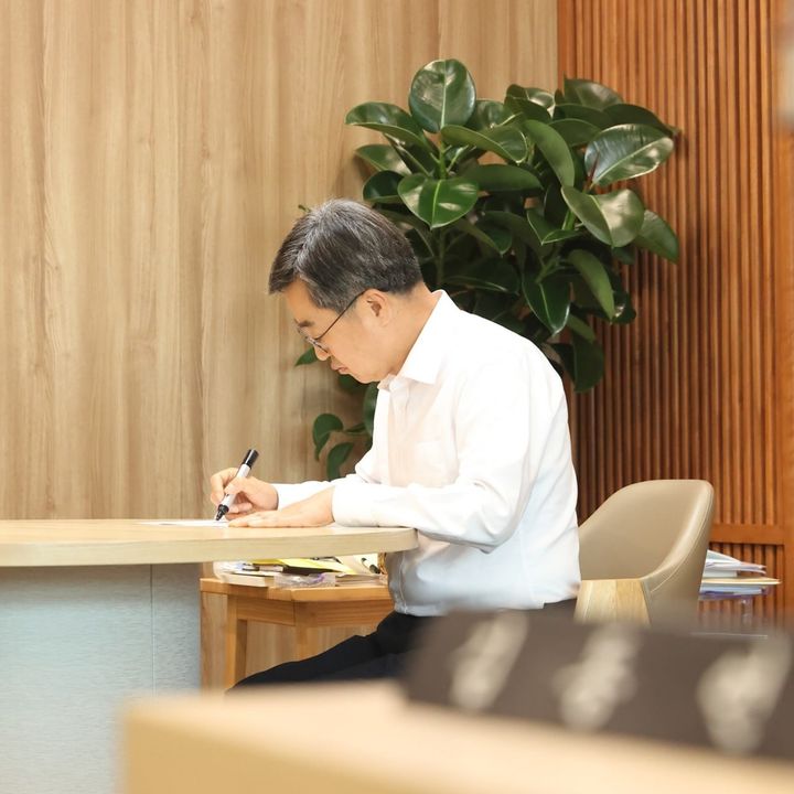 [수원=뉴시스] 김동연 경기도지사가 도민께 드리는 손편지를 작성하고 있다. (사진=김동연 지사 사회관계망서비스 캡처) 2025.07.02. photo@newsis.com *재판매 및 DB 금지