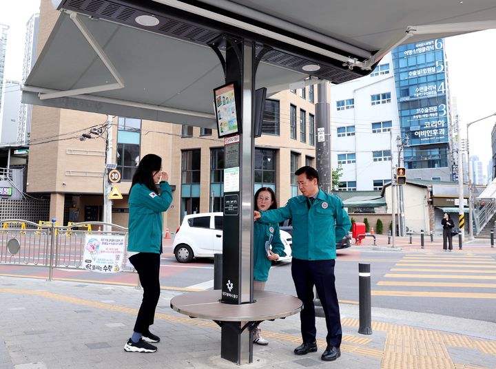 [대구=뉴시스] 대구시 중구는 본격적인 폭염에 대비해 주요 도로와 횡단보도 등에 설치된 스마트그늘막 운영 상태를 점검했다. (사진=대구시 중구 제공) 2025.07.02. photo@newsis.com *재판매 및 DB 금지